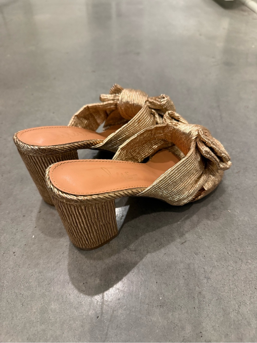 Lulu’s Gold Chunk Heels - Picture 3 of 6